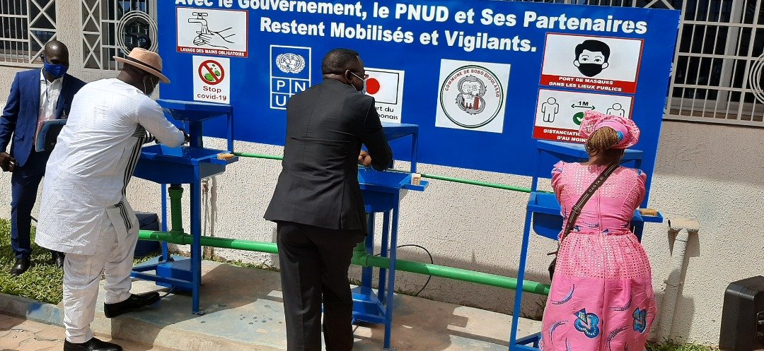 Burkina Faso : Lutte contre le COVID-19, le PNUD équipe la commune de Bobo-Dioulasso en lave-mains grand public